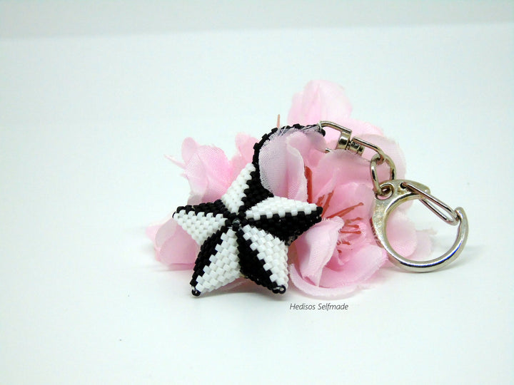 Schlüsselanhänger Stern – Schwarz Weißer Taschenanhänger 4,5 cm