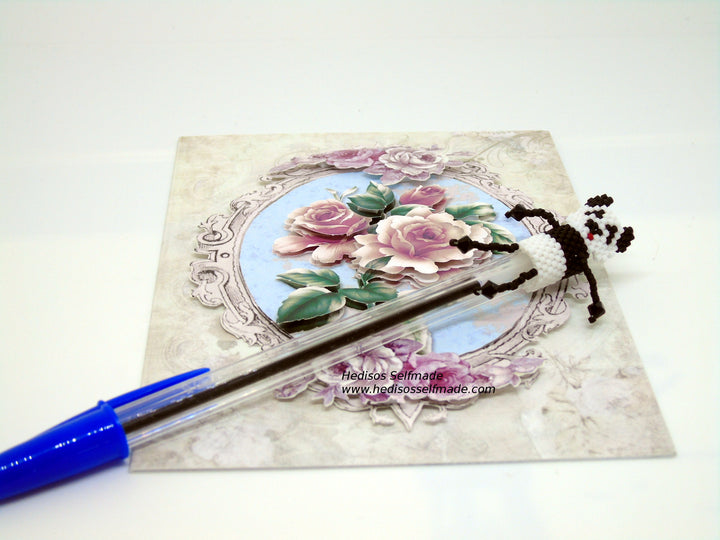 Pen Topper Panda – Stiftaufsatz aus Perlen gefädelt 3 cm