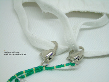 Maskenkette grün cremeweiß mit silbernen Federn und Monogramm 80 cm