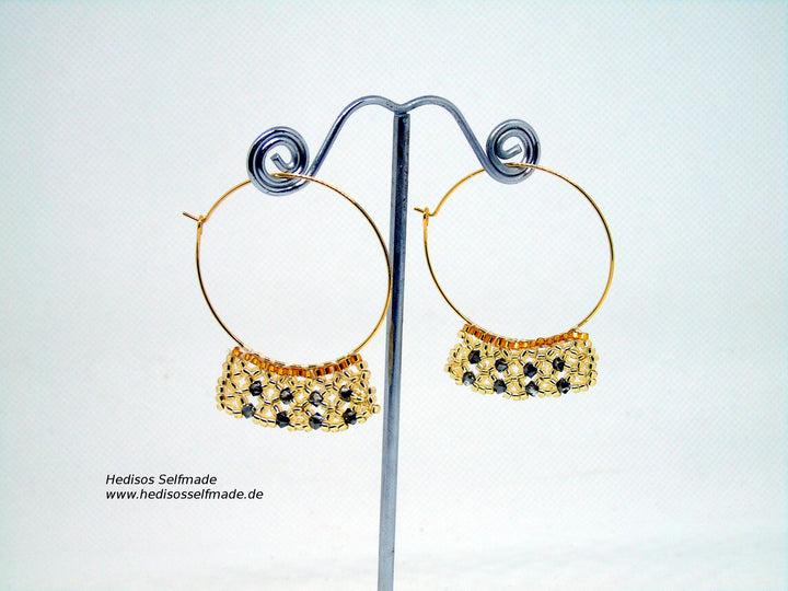 Ohrringe #Creolen aus godfarbenen #Miyuki #Rocaille und schwarzen #Swarovski in Netztechnik gefädelt