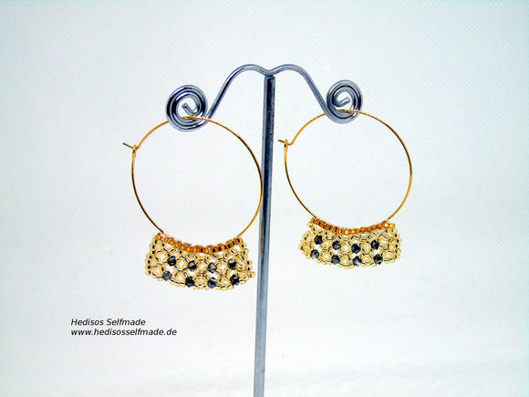 Ohrringe #Creolen aus godfarbenen #Miyuki #Rocaille und schwarzen #Swarovski in Netztechnik gefädelt