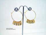 Ohrringe #Creolen aus godfarbenen #Miyuki #Rocaille und schwarzen #Swarovski in Netztechnik gefädelt
