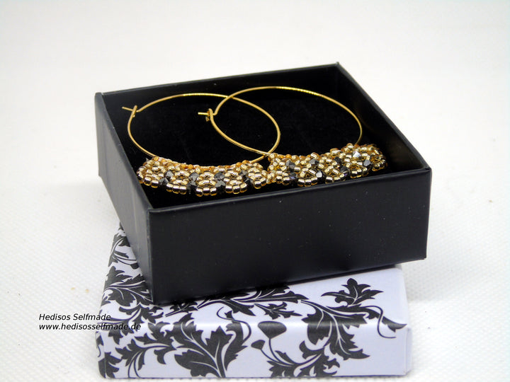 Ohrringe #Creolen aus godfarbenen #Miyuki #Rocaille und schwarzen #Swarovski in Netztechnik gefädelt