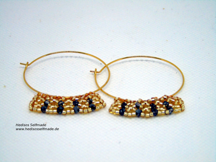 Ohrringe #Creolen aus godfarbenen #Miyuki #Rocaille und schwarzen #Swarovski in Netztechnik gefädelt