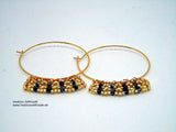 Ohrringe #Creolen aus godfarbenen #Miyuki #Rocaille und schwarzen #Swarovski in Netztechnik gefädelt