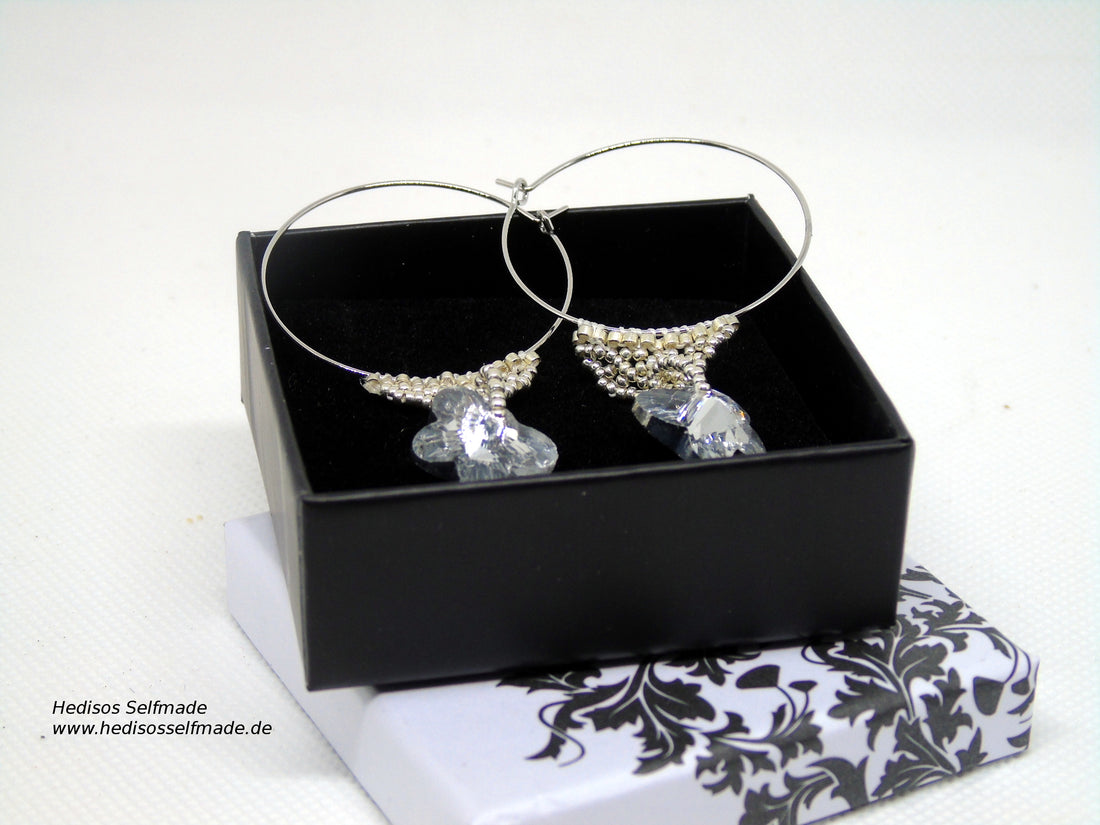 Ohrringe silber in Netztechnik gefädelt mit Swarovski-Schmetterling