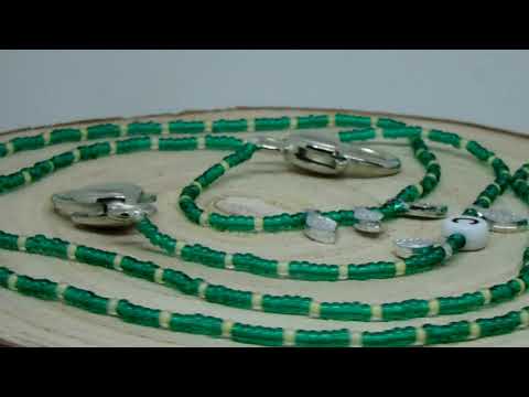 Maskenkette grün cremeweiß mit silbernen Federn und Monogramm 80 cm